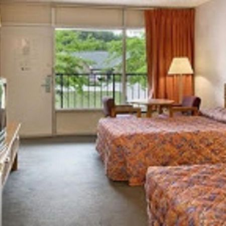 Town And Country Inn Suites Spindale Форест Сити Екстериор снимка